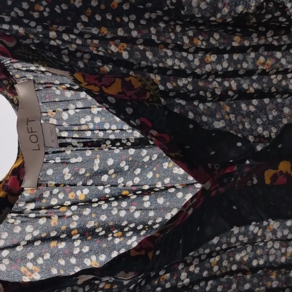 LOFT grey floral long sleeve printed blouse size medium ruffle 1/2 button - Picture 6 of 9